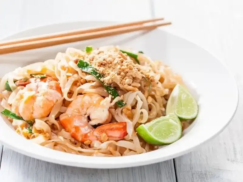 Tayland’ın Lezzetli Noodle Yemeği: Pad Thai Nasıl Yapılır? – Sushi Sepeti’nden Pratik Tarif