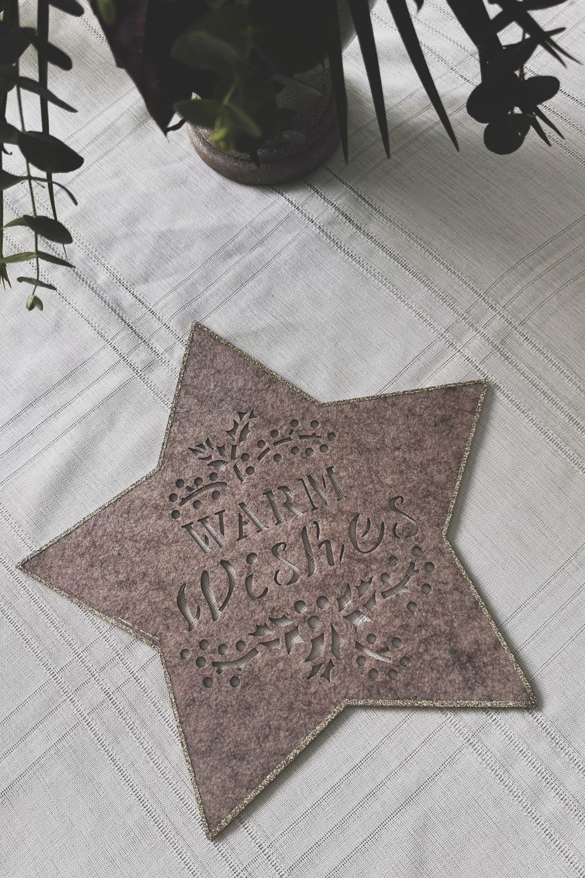 1 Adet Bej Keçeden Yıldız Şeklinde Simli ''Warm Wishes'' Yazılı Noel Suplası & Amerikan Servisi 35 cm