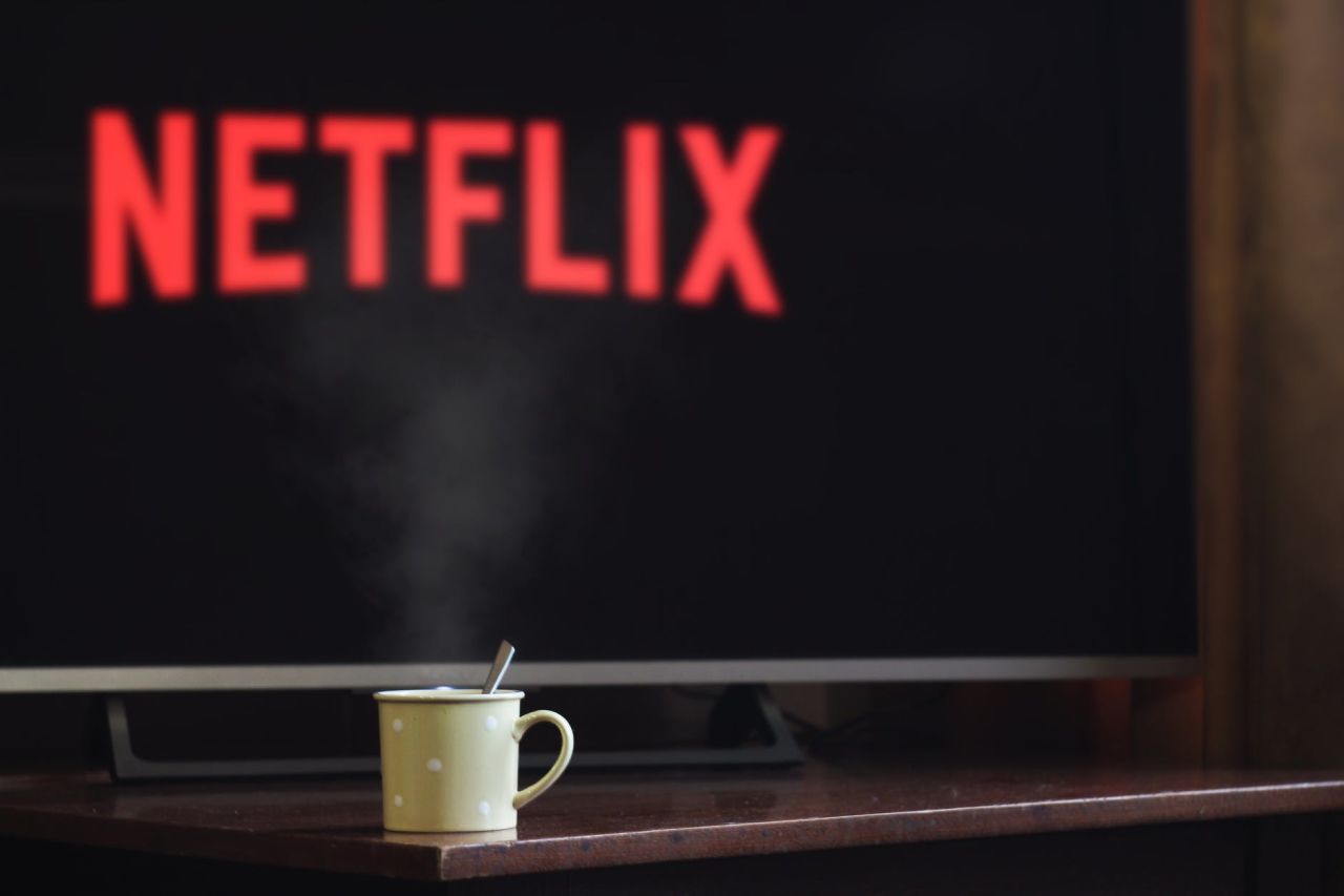 Bitki Çayını Yudumlarken İzleyebileceğin En Keyifli Netflix Dizileri