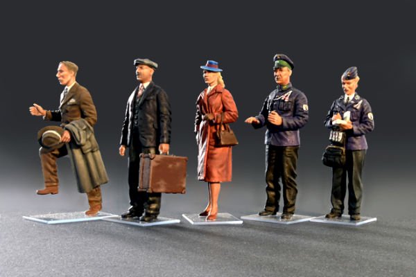 1/35 TRAM CREW w/PASSENGERS