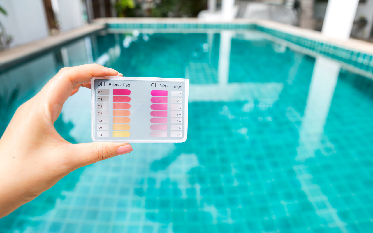Насколько прозрачной выглядит вода в бассейне?