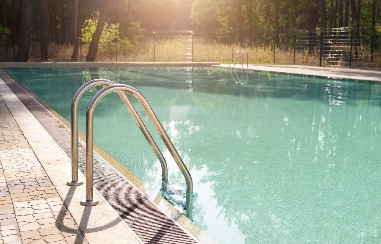 Чистка лестницы в бассейне: практические советы и методы