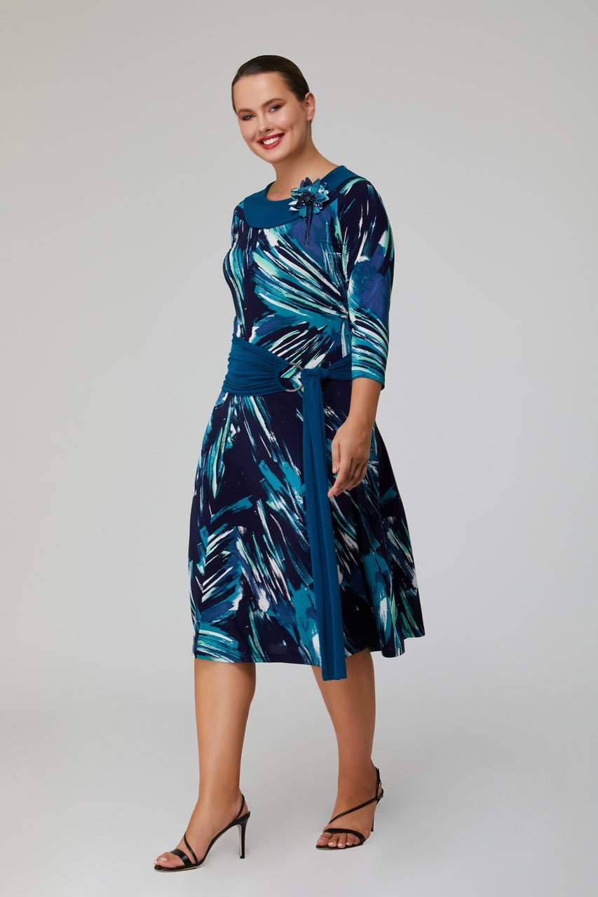 Yakasında Çiçek ve Belde Kuşak Detaylı Desenli Büyük Beden Elbise 3412