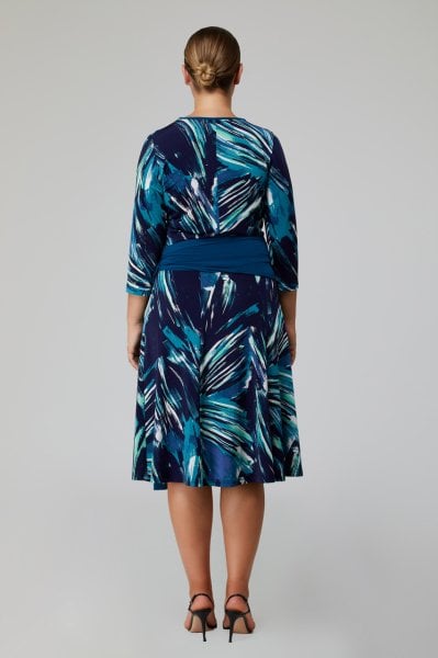 Yakasında Çiçek ve Belde Kuşak Detaylı Desenli Büyük Beden Elbise 3412