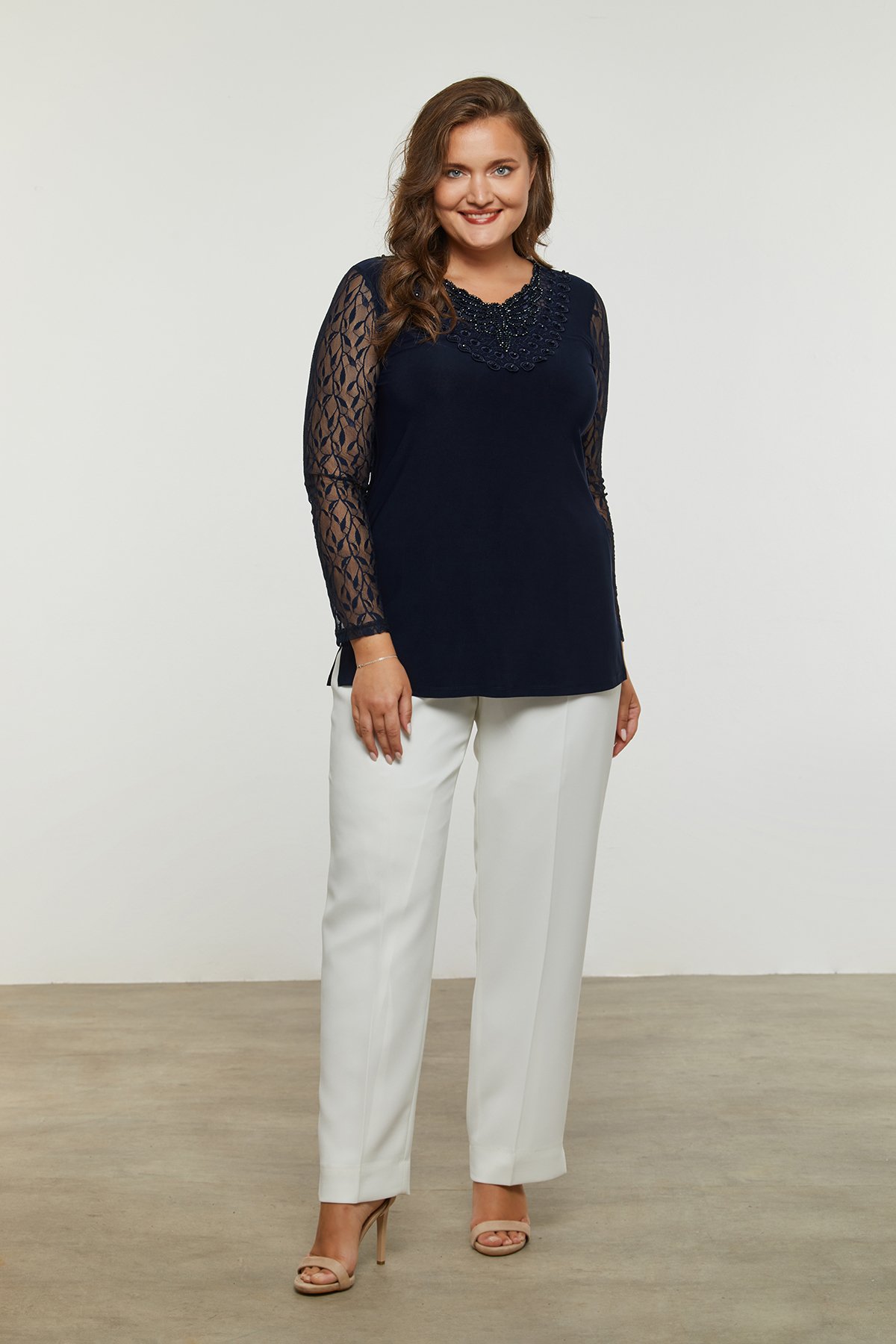 Yakası Nakış Motif Detaylı Dantel Kollu Büyük Beden Kadın Bluz 8911