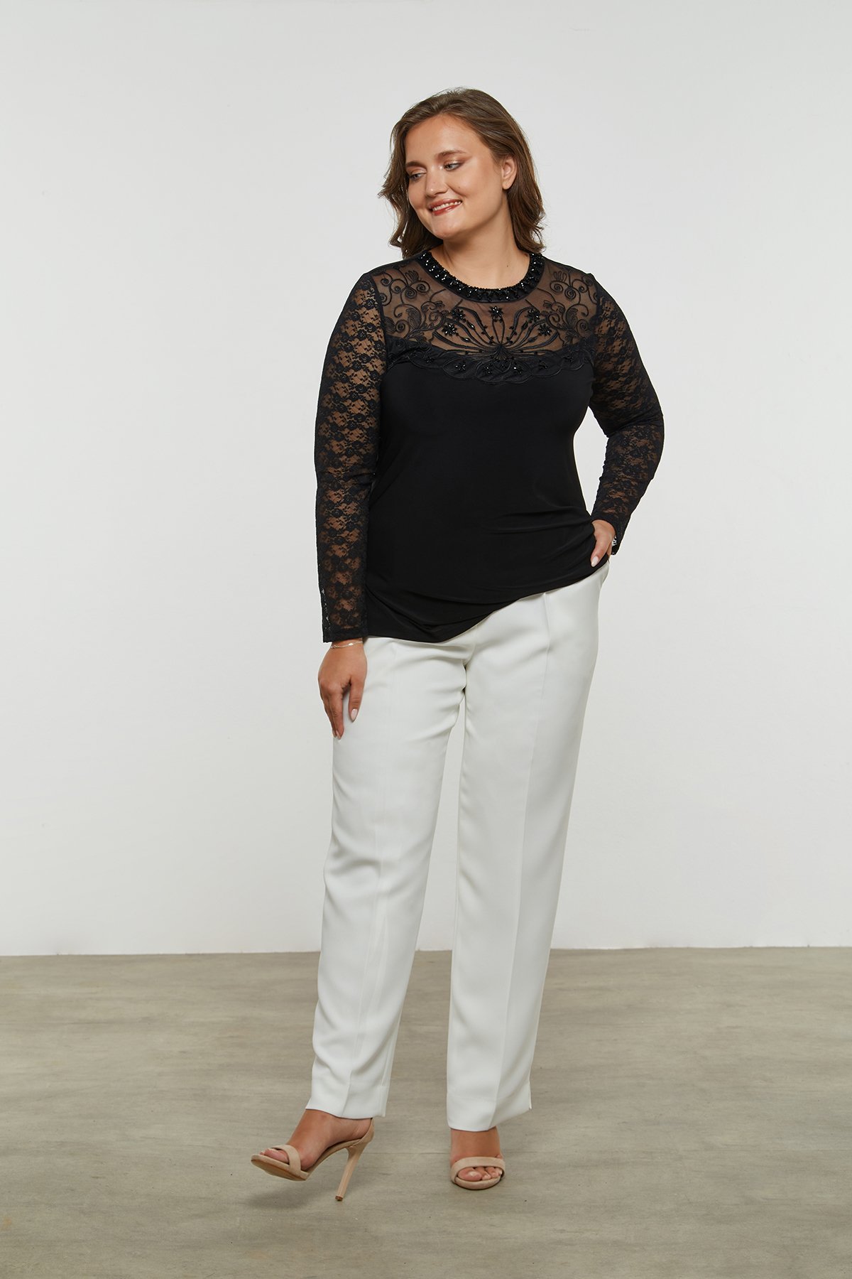 Ön Robası Nakış İşleme Detaylı Dantel Kollu Büyük Beden Kadın Bluz 8909