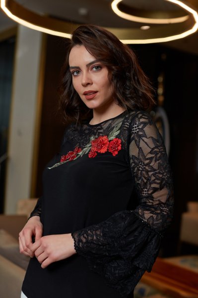 El İşi Kristal işlemeli Gül Nakışlı Büyük Beden Bluz 8856