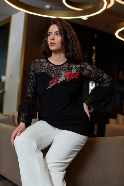 El İşi Kristal işlemeli Gül Nakışlı Büyük Beden Bluz 8856