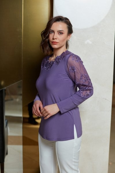 Yaka ve Kol Nakış Aplike ve Taş Detaylı Büyük Beden Bluz 8794