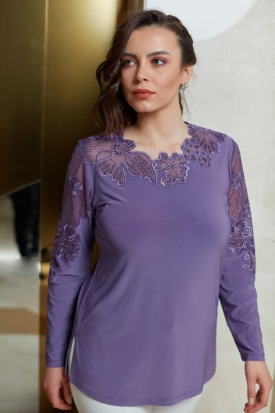 Yaka ve Kol Nakış Aplike ve Taş Detaylı Büyük Beden Bluz 8794