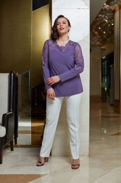 Yaka ve Kol Nakış Aplike ve Taş Detaylı Büyük Beden Bluz 8794