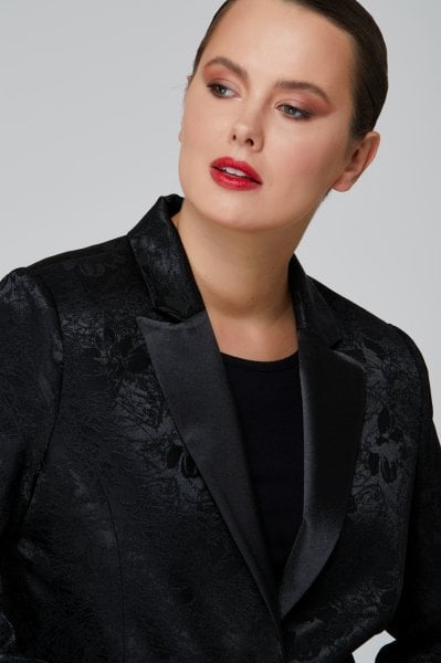 Saten Yaka Detaylı Jakarlı Büyük Beden Kadın Ceket 596