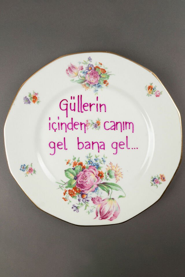 Güllerin İçinden...