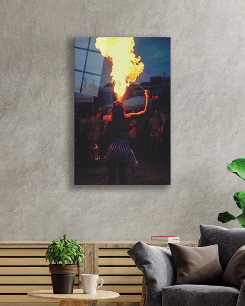 Gecede  Ateş Gösterisi Yapan Kadın   Cam Tablo 4mm Dayanıklı Temperli Cam Fire Glass Painting