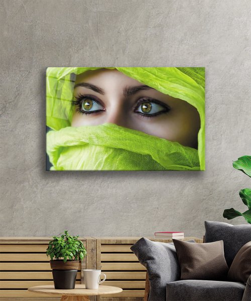 Yeşil Başörtülü Kadın  Cam Tablo  4mm Dayanıklı Temperli Cam  Green Hijab Woman Glass Wall Art