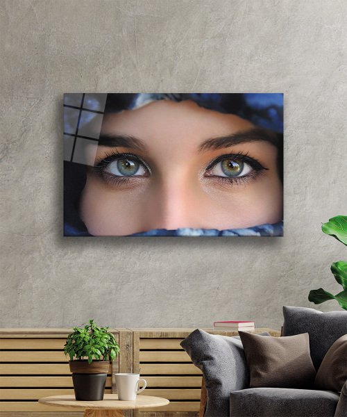 Mavi Başörtülü  Mavi Yeşil Gözlü Kadın Cam Tablo  4mm Dayanıklı Temperli Cam Blue Green Eyed Woman in Blue Headscarf Glass Wall Art