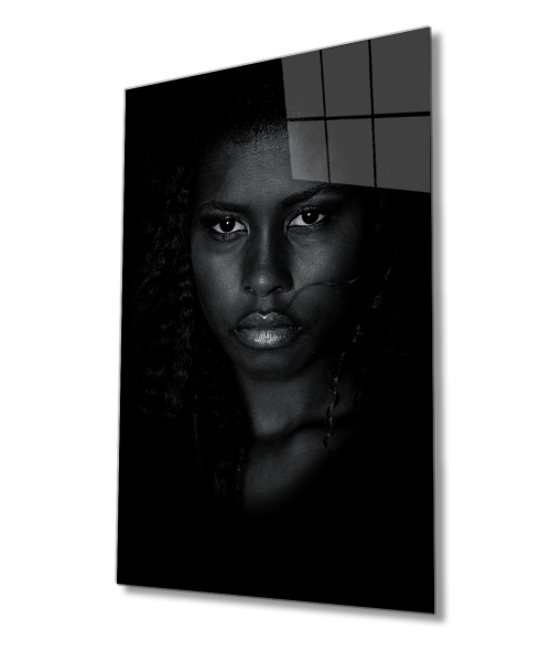 Siyahi Kadın Keskin Bakış Cam Tablo  4mm Dayanıklı Temperli Cam, Black Woman Sharp Look Glass Wall Art