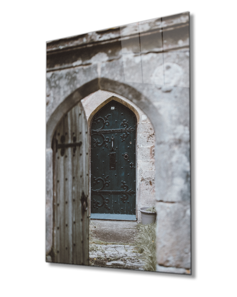 Taş Duvarlar ve Motifli   Ahşap Kapı Görselli Dikey Cam Tablo  4mm Dayanıklı Temperli Cam Vertical Glass Table with Stone Walls and Patterned Wooden Door Image 4mm Durable Tempered Glass