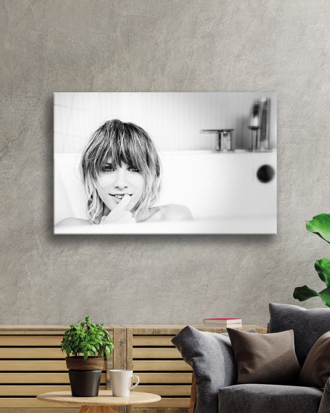 Siyah Beyaz İnsan Fotoğrafları Kadın Cam Tablo  4mm Dayanıklı Temperli Cam Black and White People Photos Woman Glass Wall Art