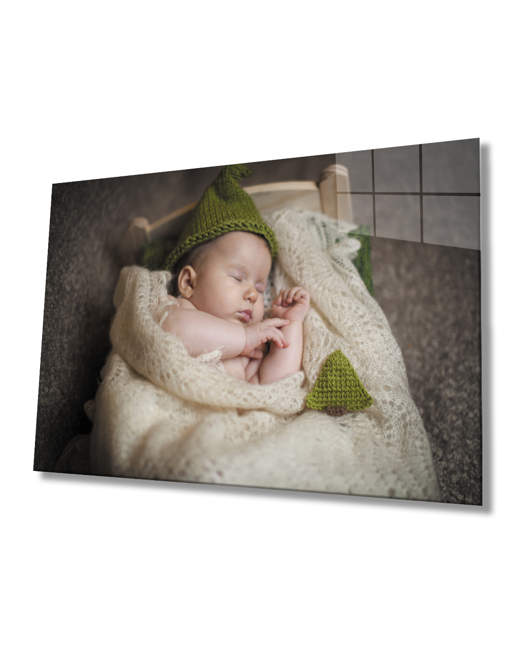 Yeşil Şapkalı Uyuyan Bebek Cam Tablo  4mm Dayanıklı Temperli Cam Sleeping Baby With Green Hat Glass Table 4mm Durable Tempered Glass