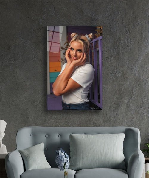 Sarışın Mor Kadın Cam Tablo  4mm Dayanıklı Temperli Cam, Blonde Purple Woman Glass Wall Art