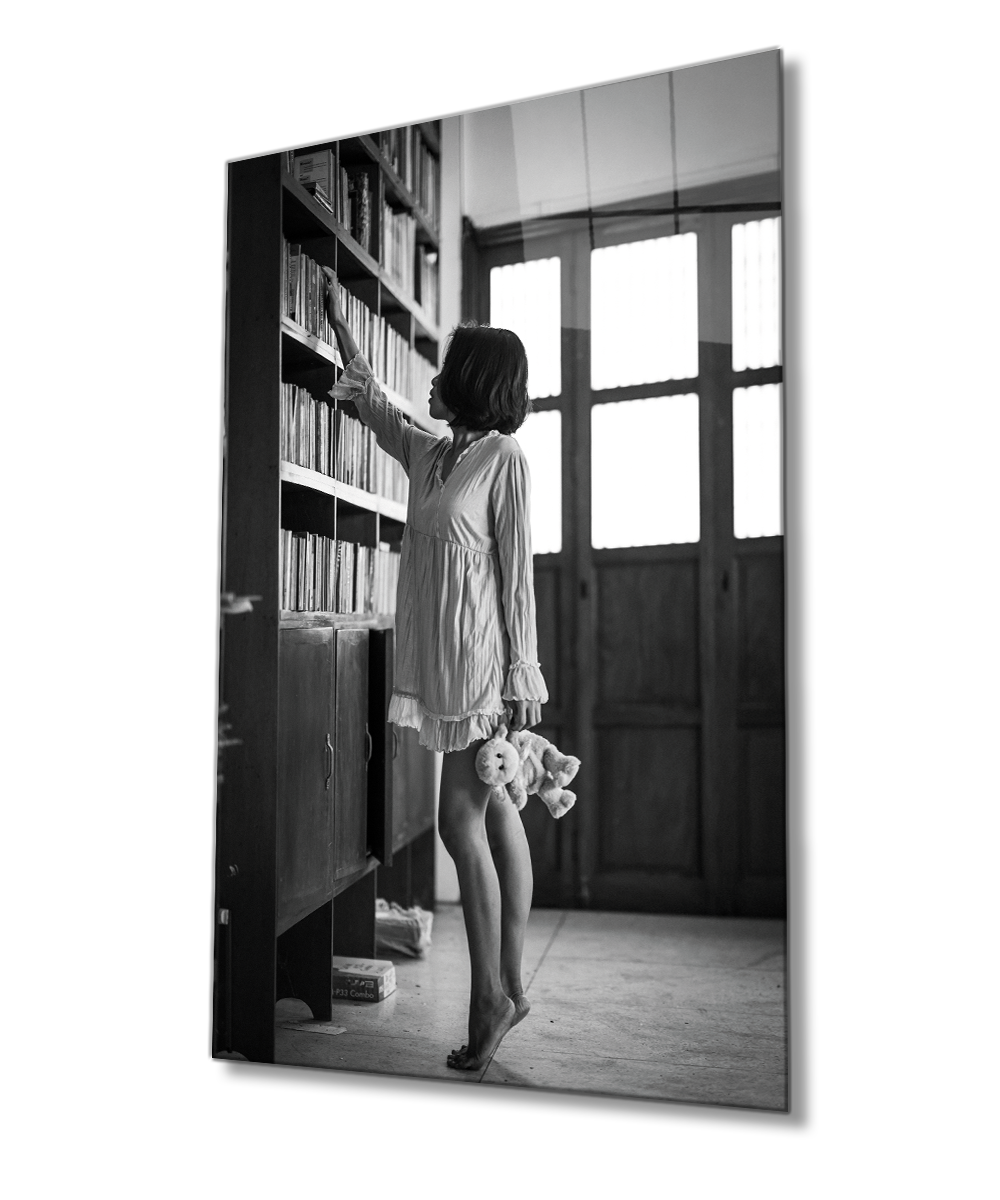 Siyah Beyaz Kütüphanedeki Kadın Cam Tablo  4mm Dayanıklı Temperli Cam Woman in Black and White Library Glass Wall Art