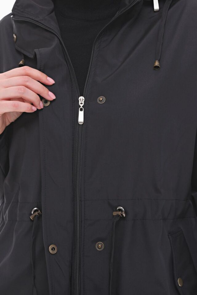 KAPÜŞONLU SİYAH KISA TRENÇKOT