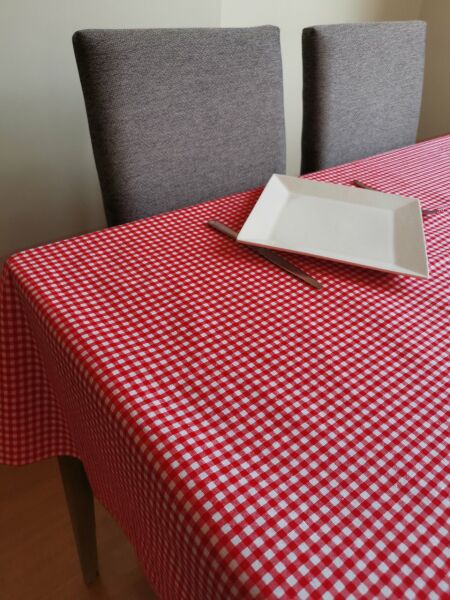 Masa Örtüsü, Kareli Kırmızı