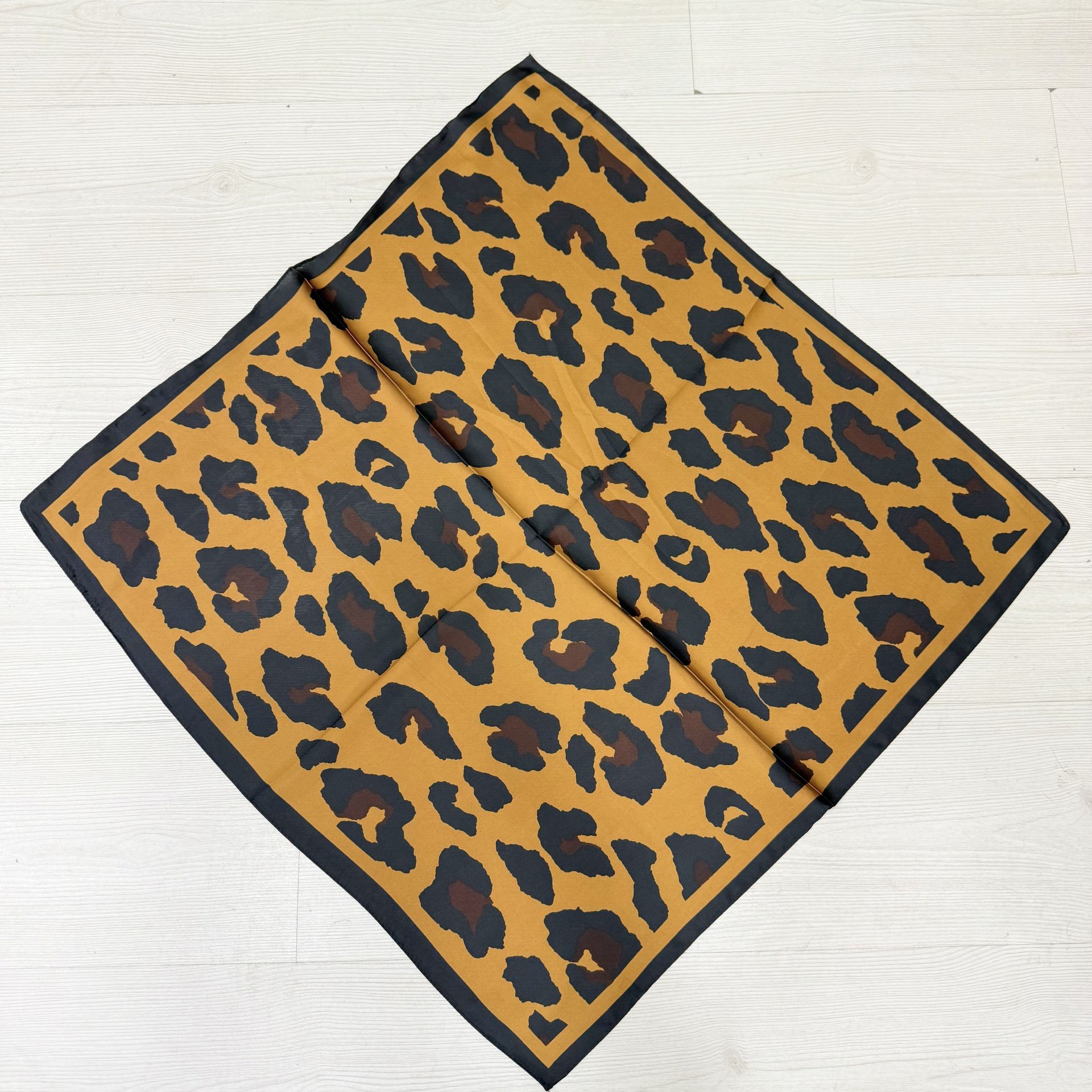 Leopar Desenli İpek Saten Fular (70*70cm)