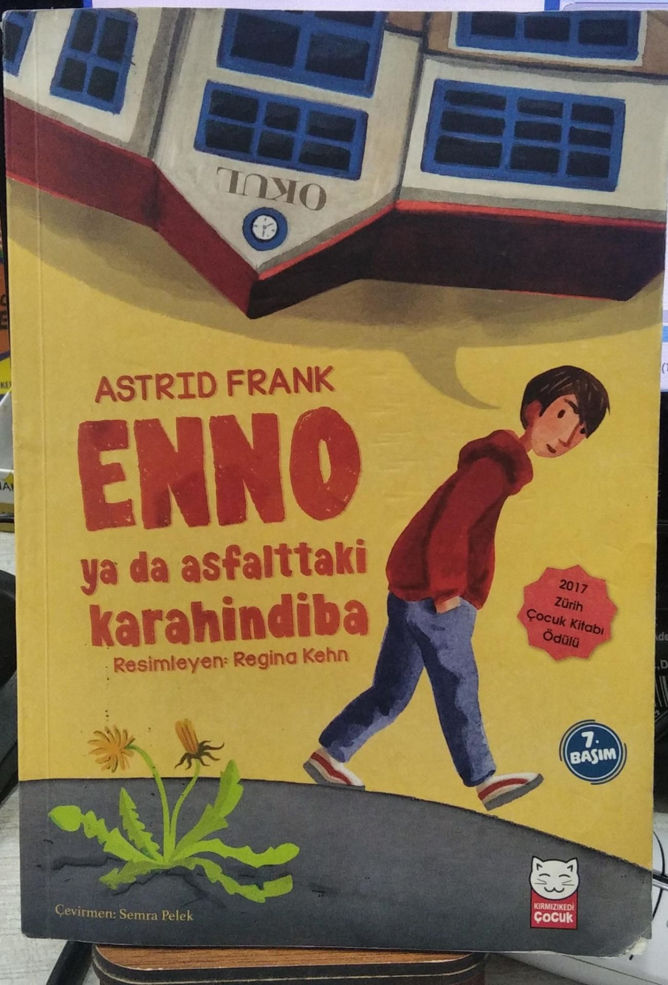 Enno ya da Asfalttaki Karahindiba - Astrid Frank