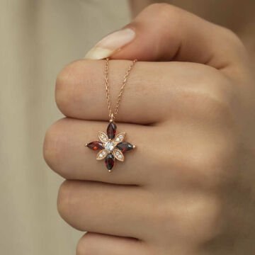 925 Ayar Gümüş Kırmızı Taşlı Umut Çiçeği Gümüş Kolye