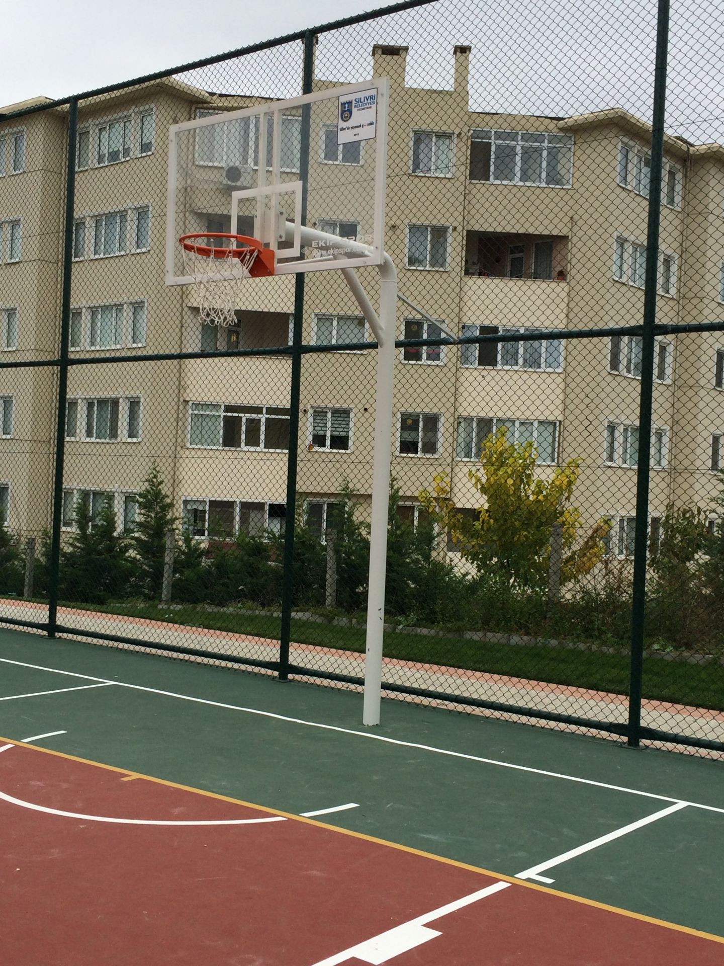 Basketbol  Potası  Tek Direk Boru 10 mm Cam (Ak) Panya 105x180 cm