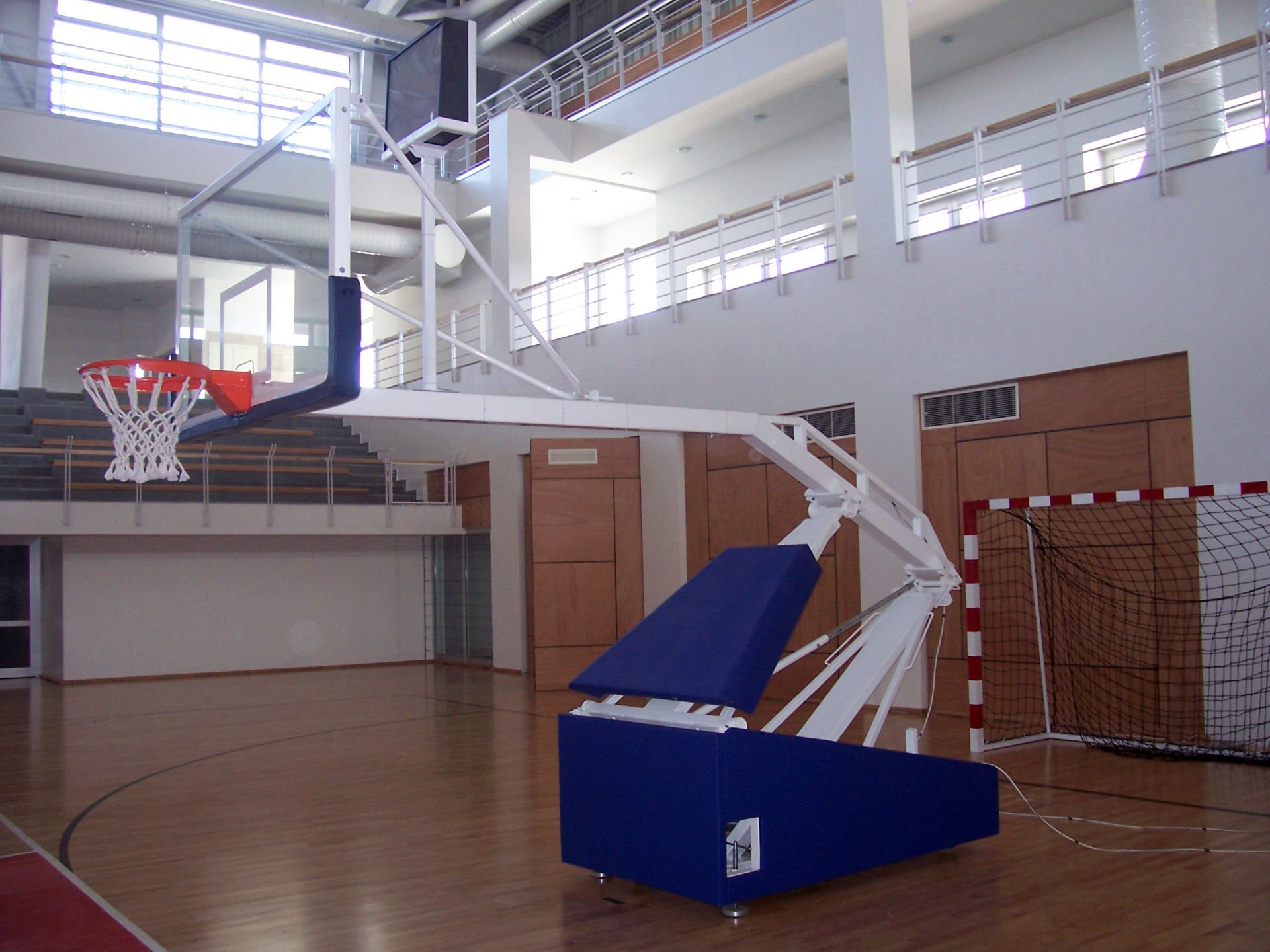 Basketbol Potası Standart Modeli NBA.Tip Portatif Katlanabilir 15 mm. Cam Panya  Hidrolik Çemberli 245 cm Projeksiyonlu