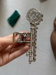 Platin Renk Kristal Taşlı Anahtar Figürlü Metal Mandal Toka Uzunluk 11 cm. Genişlik 4,5 cm.