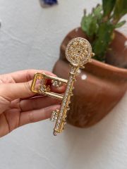 Gold Renk Kristal Taşlı Anahtar Figürlü Metal Mandal Toka Uzunluk 11 cm. Genişlik 4,5 cm.