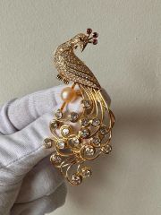 Gold Renk Zirkon Taşlı ve İnci Detaylı Tavus Kuşu Figürlü Broş Genişlik 7,5 cm. Boy 3 cm.