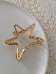 Gold Renk Metal Deniz Yıldızı Figürlü Mandal Toka Uzunluk 7,5 cm. Genişlik 5 cm.
