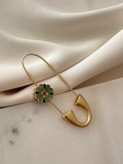 Gold Renk Metal Çiçek Detaylı Broş ( Yaka İğnesi ) Genişlik 2 cm. Uzunluk 6,5 cm.