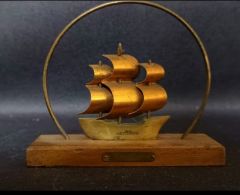 12x11 cm.Souvenier Ostende Ahşap Kaidesinde Pirinç ve Bakırdan Mamül Yelkenli