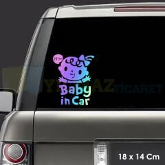 Merhaba Tokalı Kız Arabada Bebek Var Renkli Çıkartma Hologram Oto Sticker Etiket 18 x 14 Cm