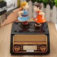 Nostaljik Radyo Üstüne Sevgili Çift Müzik Kutusu