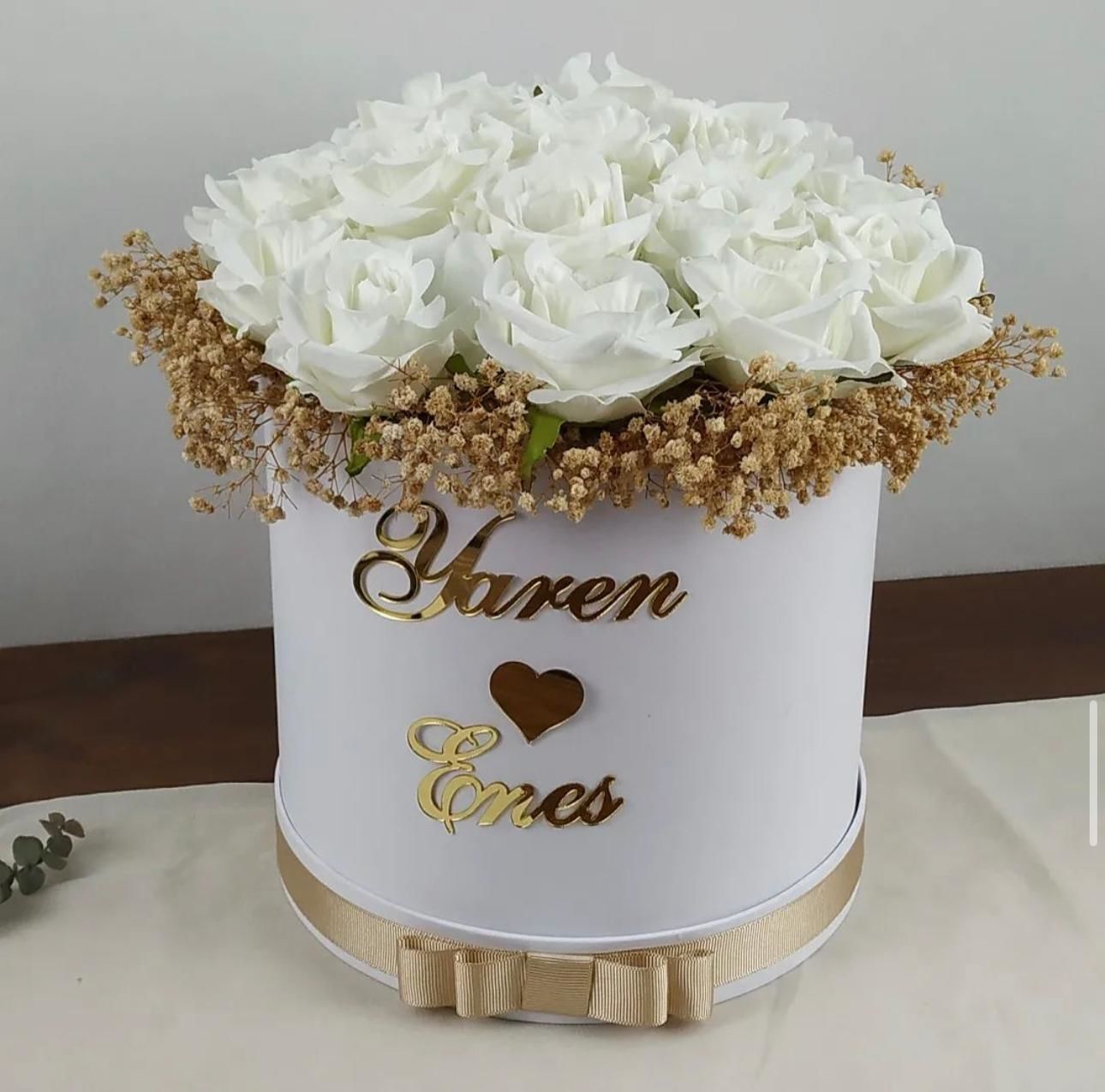 Beyaz Kutu Yapay Çiçekli İsme Özel İsteme Çiçeği