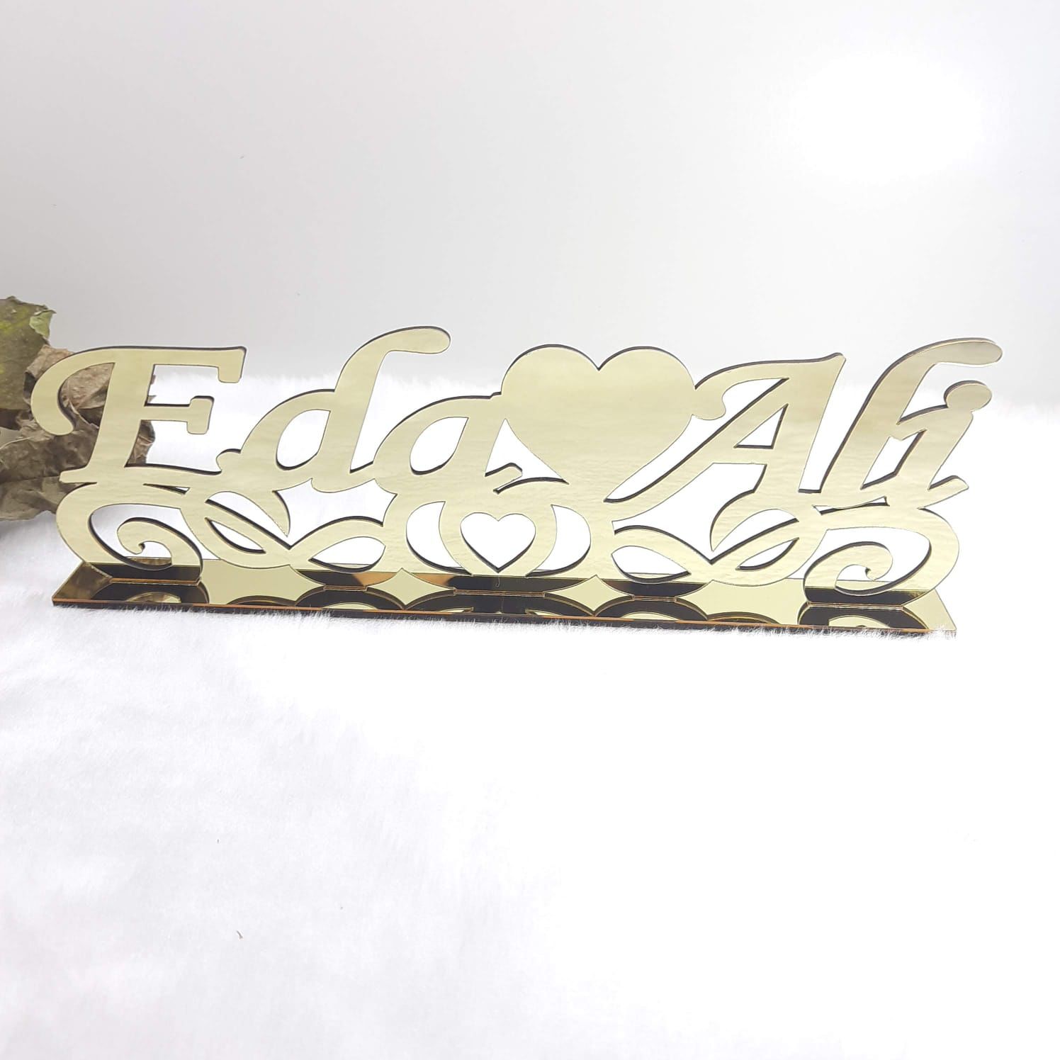 Süslü Ayaklı Kalpli Masaüstü İsimlik Pleksi 40x15cm Altın