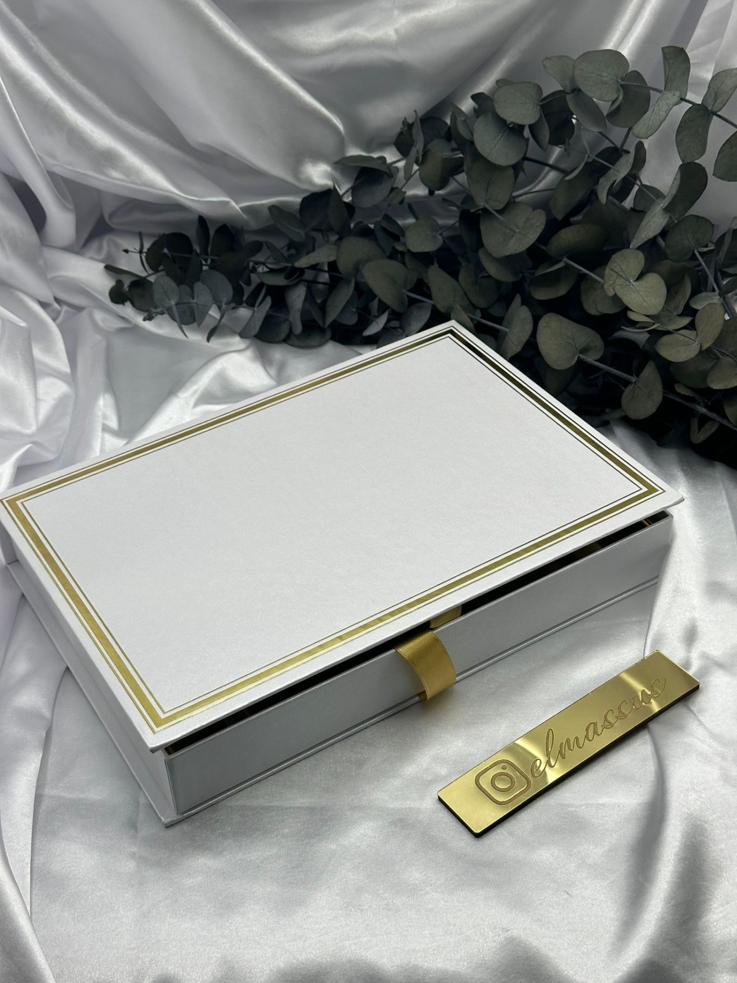 24 Yuvalı Çikolata  Kutusu Beyaz