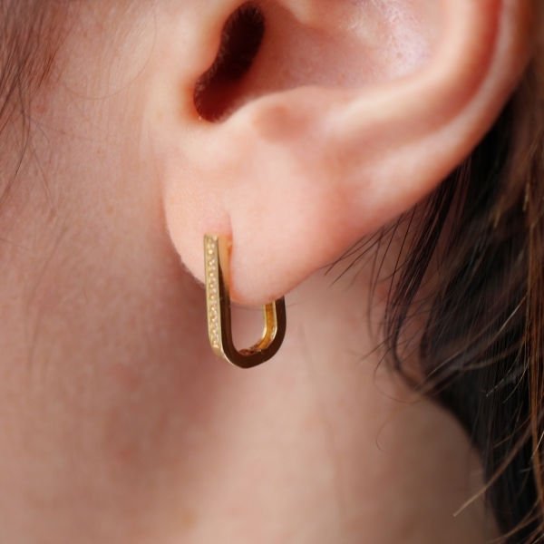 Taşlı Nal Altın Tasarım Küpe