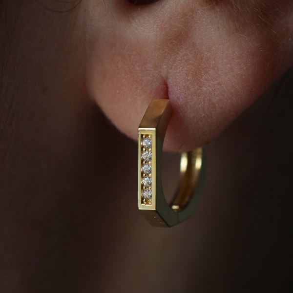 Taşlı Magnet Altın Tasarım Küpe