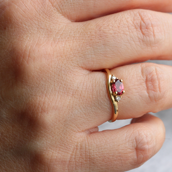 Garnet Taşlı Pırlanta Yüzük