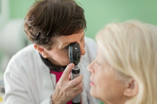 Oftalmoskop, göz muayenelerinde sıklıkla kullanılan önemli bir tıbbi cihazdır. Gözün iç yapısını detaylı bir şekilde inceleme ve göz hastalıklarını teşhis etme amacıyla kullanılan oftalmoskop, göz doktorları için vazgeçilmez bir araçtır. Bu yazıda oftalmoskopun tanımı, çeşitleri, icadı ve tarihçesi, bileşenleri, kullanımı, göz hastalıklarının teşhisindeki önemi, teknolojik gelişmeler ve daha fazlası hakkında detaylı bilgiler bulabilirsiniz. Oftalmoskopi, göz sağlığının korunması ve hastalıkların erken teşhisi açısından oldukça önemlidir. Bu yazıda oftalmoskopun işlevleri ve kullanımıyla ilgili merak ettiğiniz pek çok konuyu bulabilirsiniz.Göz hastalıklarının teşhisinde önemli bir rol oynayan oftalmoskop hakkında tarihçe, kullanım, muayene ve teknolojik gelişmeler gibi konuları içeren kapsamlı bir rehber.