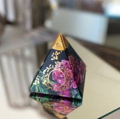 Fuşya Siyah Çiçekli Altın Piramit Kutu