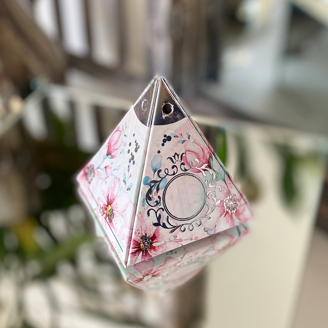 Pembe Çiçekli Gümüş Piramit Kutu